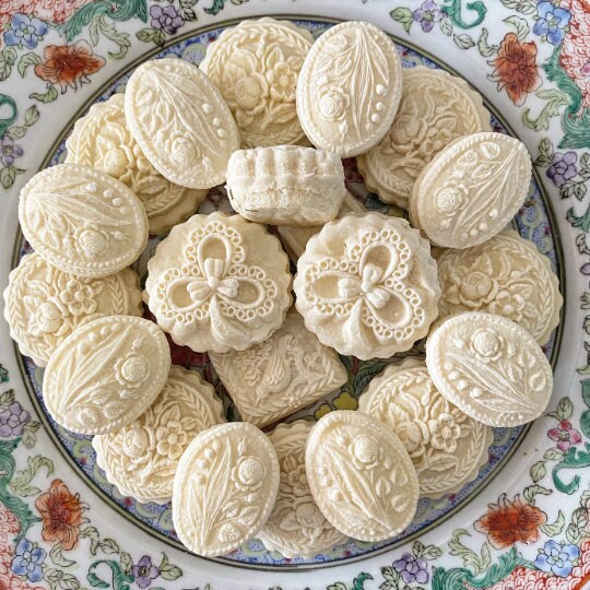 6 Bouquet and lily teacakes